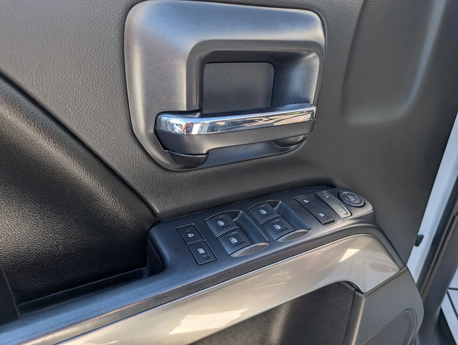 Used 2017 SUMMIT WHITE Chevrolet LT image 24