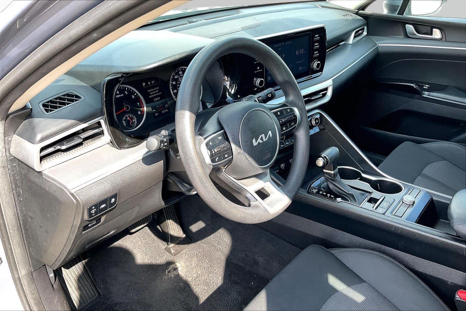 Used 2022 Everlasting Silver Kia LXS image 17