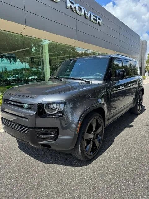 Used 2023 Gray Land Rover SE image 1
