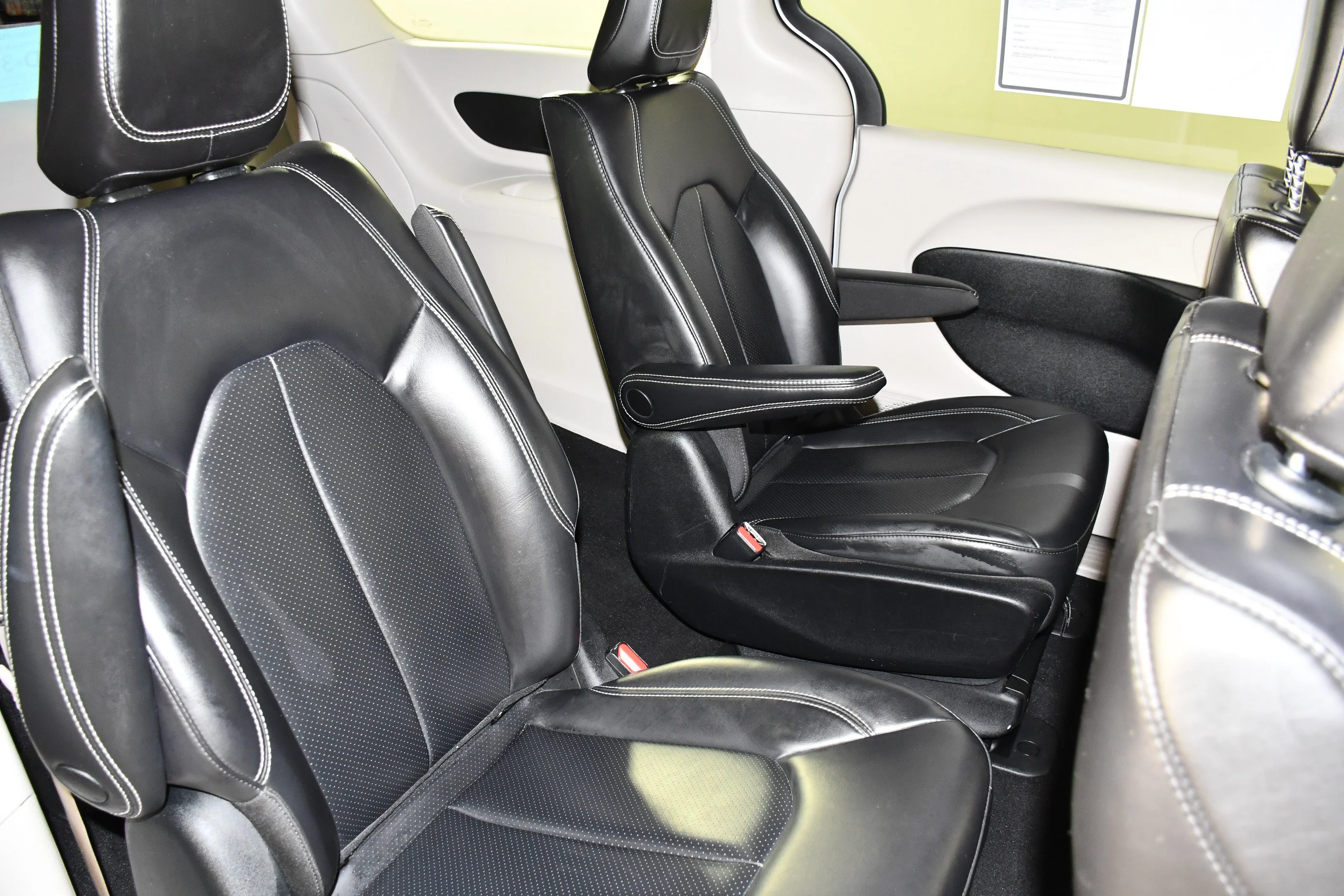 Used 2023 Silver Mist Clearcoat Chrysler Hybrid Touring L image 44
