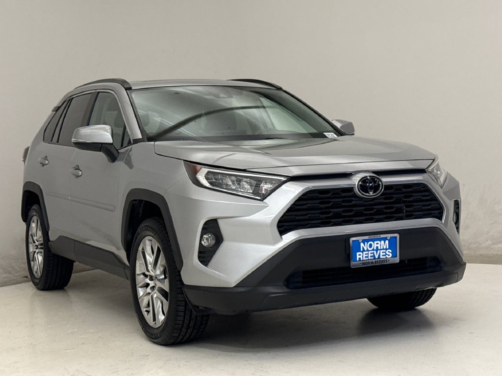 Used 2020 Silver Sky Metallic Toyota XLE Premium image 4