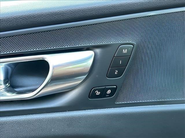 Used 2023  Volvo Plus Bright Theme image 16