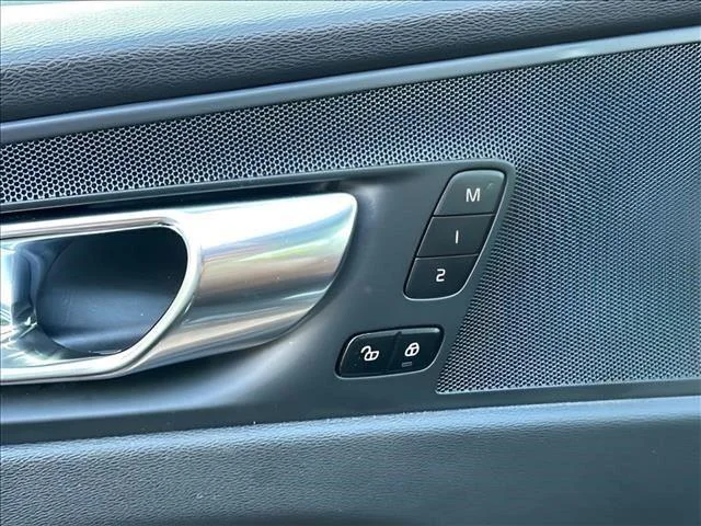 Used 2023  Volvo Plus Bright Theme image 16