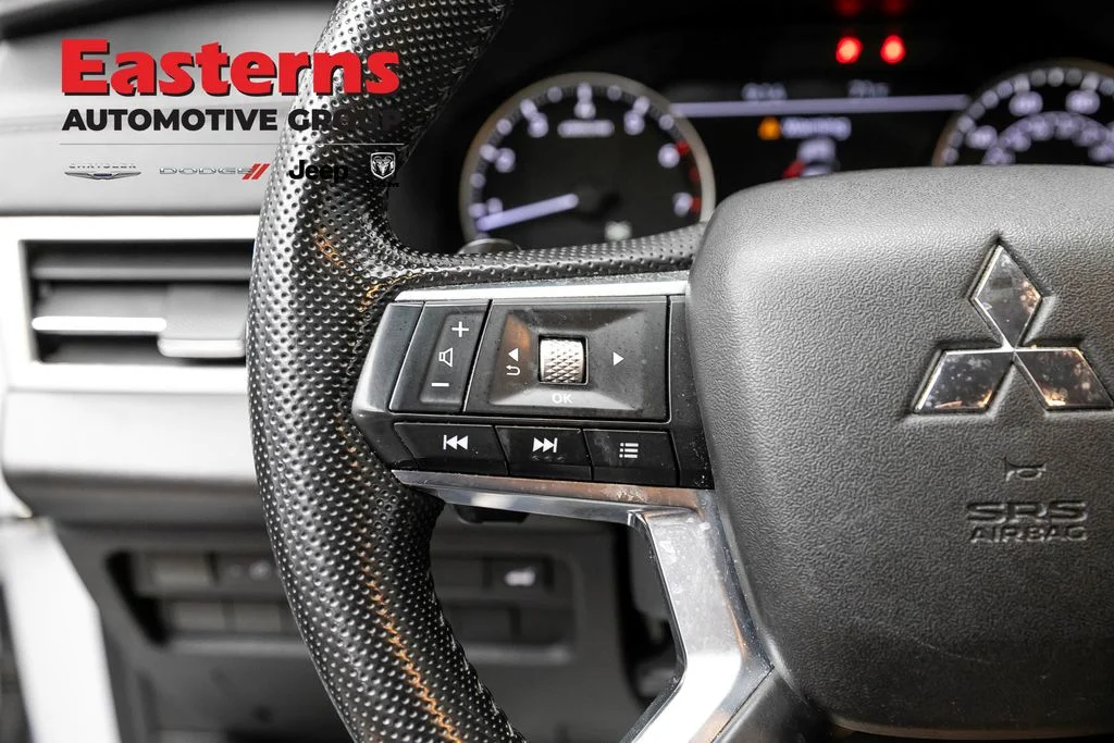Used 2022 White Mitsubishi SE image 15