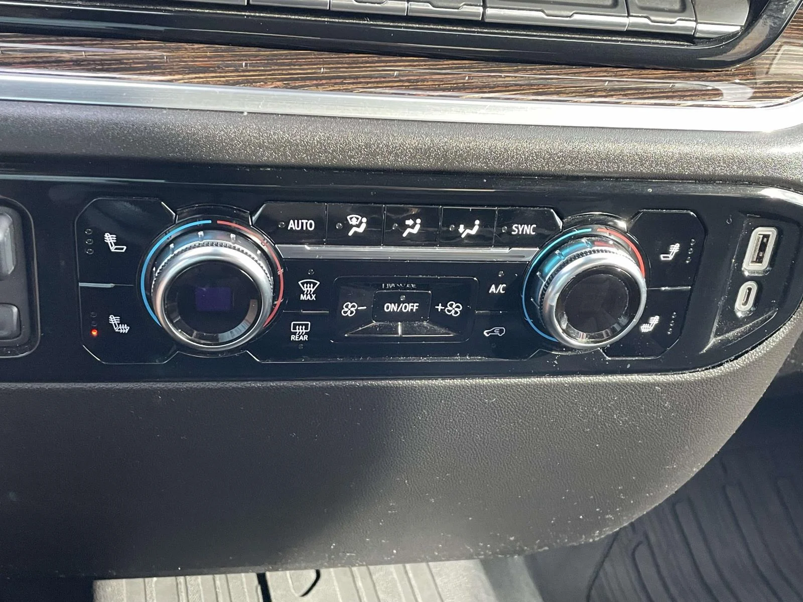 Used 2024 Summit White GMC Elevation image 22