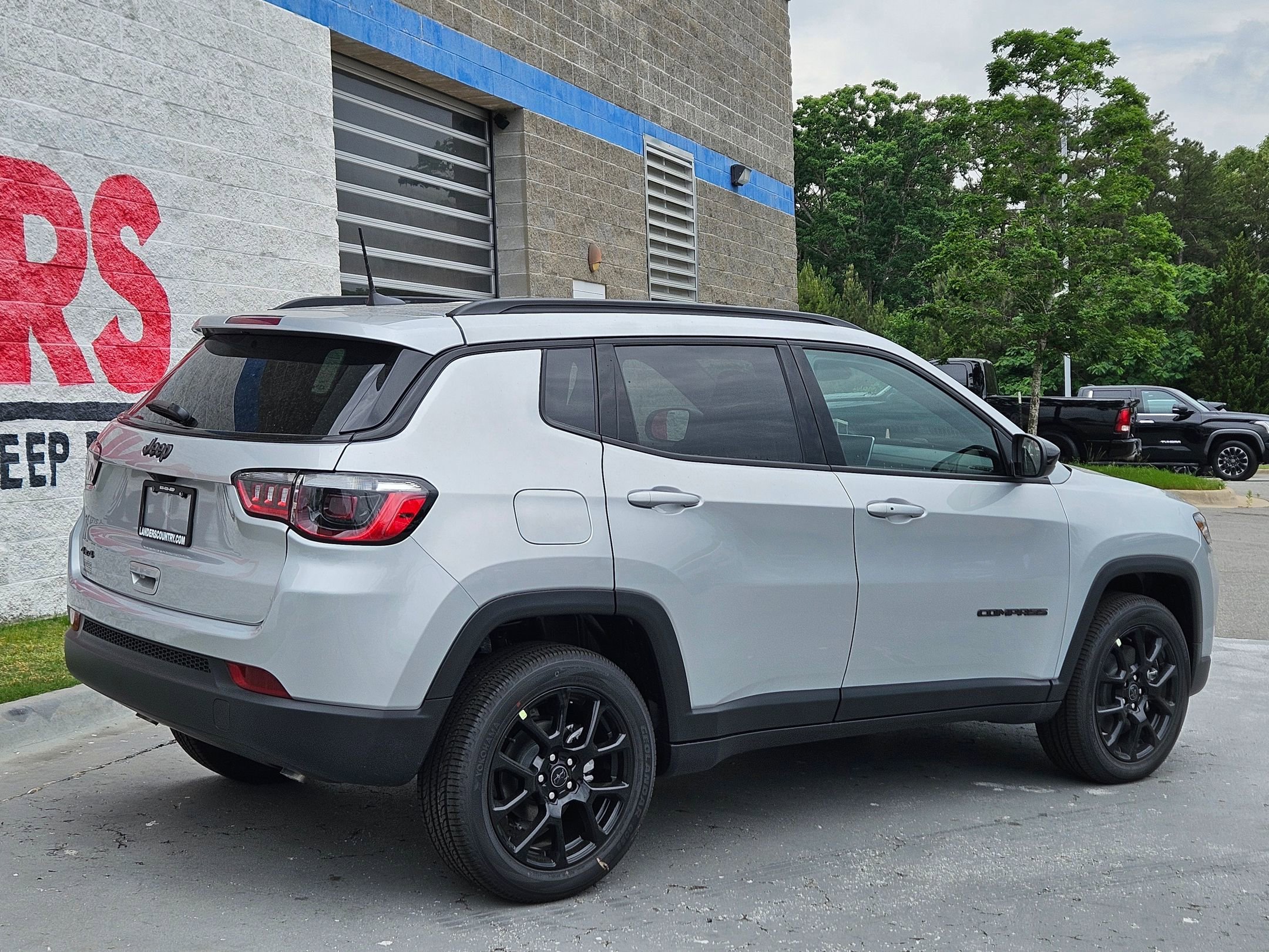 New 2026 Silver Zynith Metallic Clear-Coat Exterior Paint Jeep Latitude Altitude image 7
