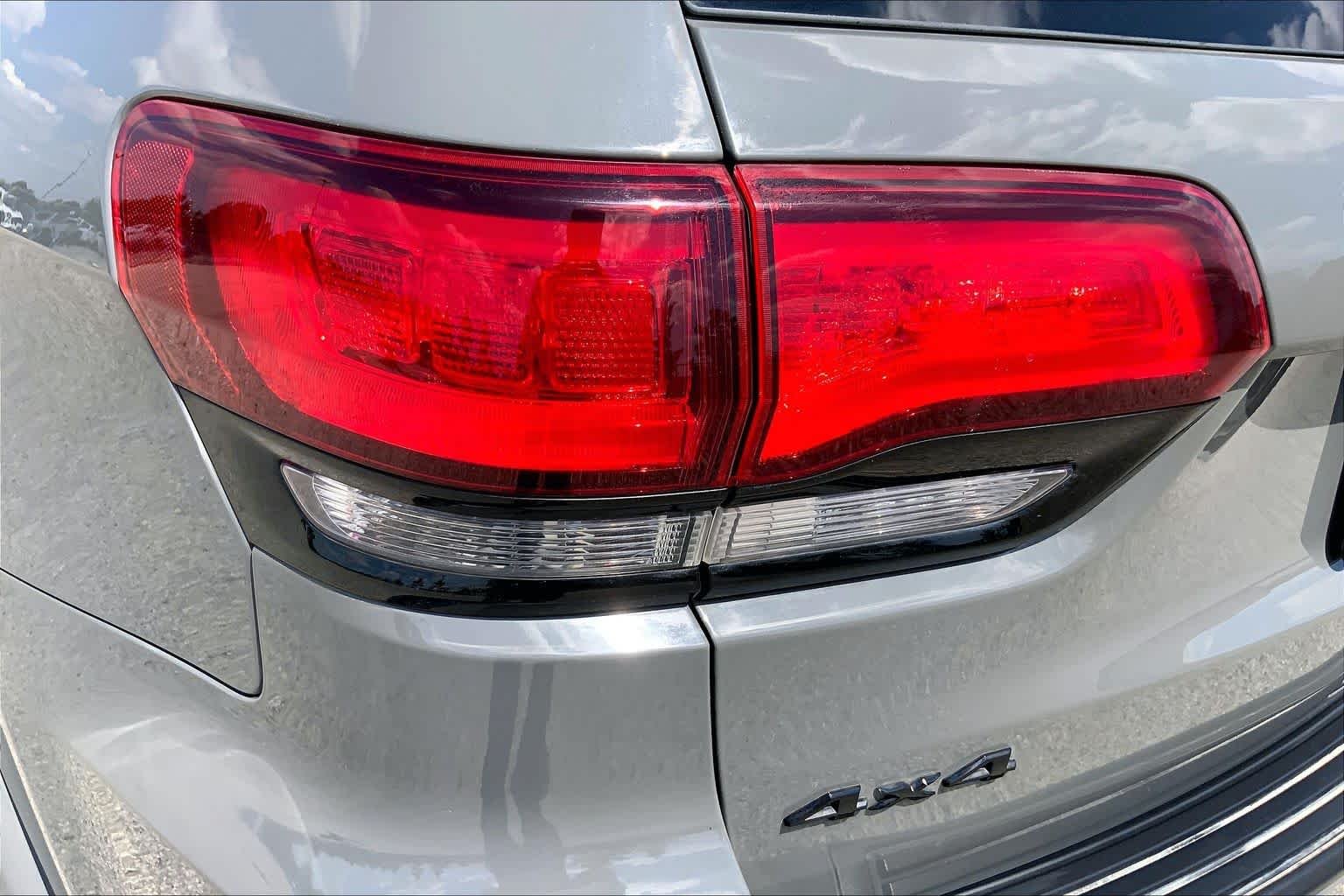 Used 2022 Sting-Gray Clearcoat Jeep Laredo X image 28