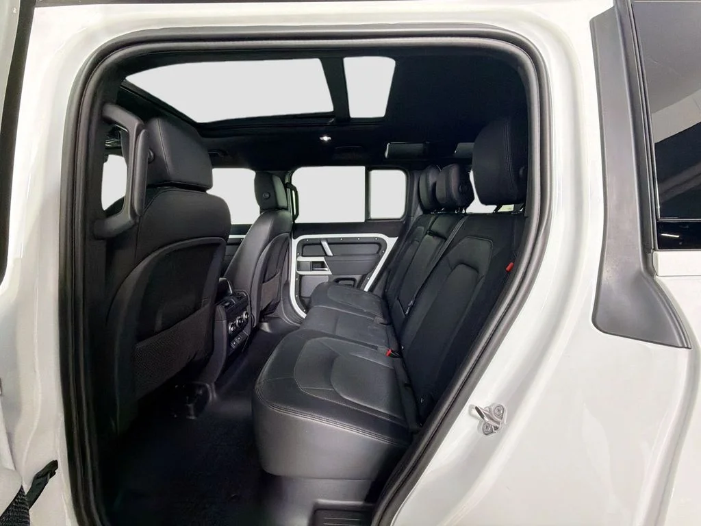 Used 2023 White Land Rover X-Dynamic SE image 25