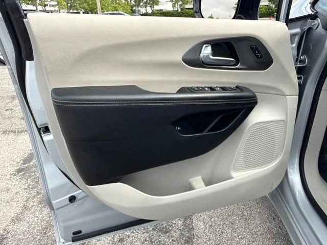 Used 2024 Silver Chrysler Select image 30