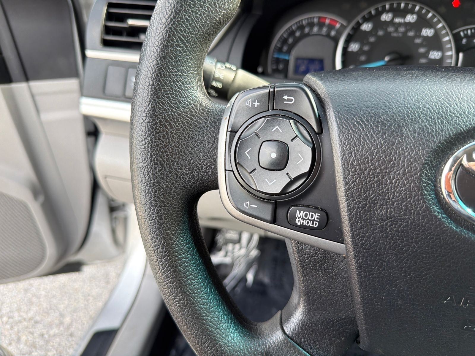 Used 2014 Silver Toyota LE image 15