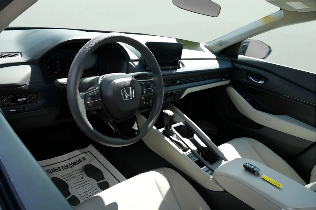 Used 2025 White Honda SE image 11