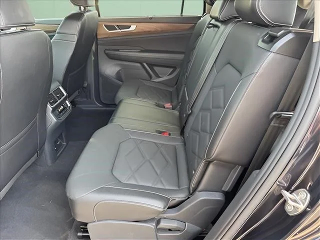 Used 2025  Volkswagen 2.0T SE w/Technology image 13