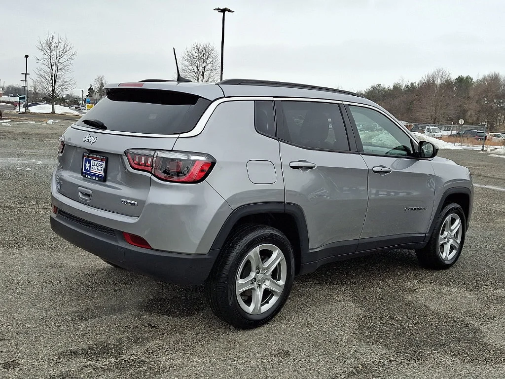 Used 2023 Silver Jeep Latitude image 12