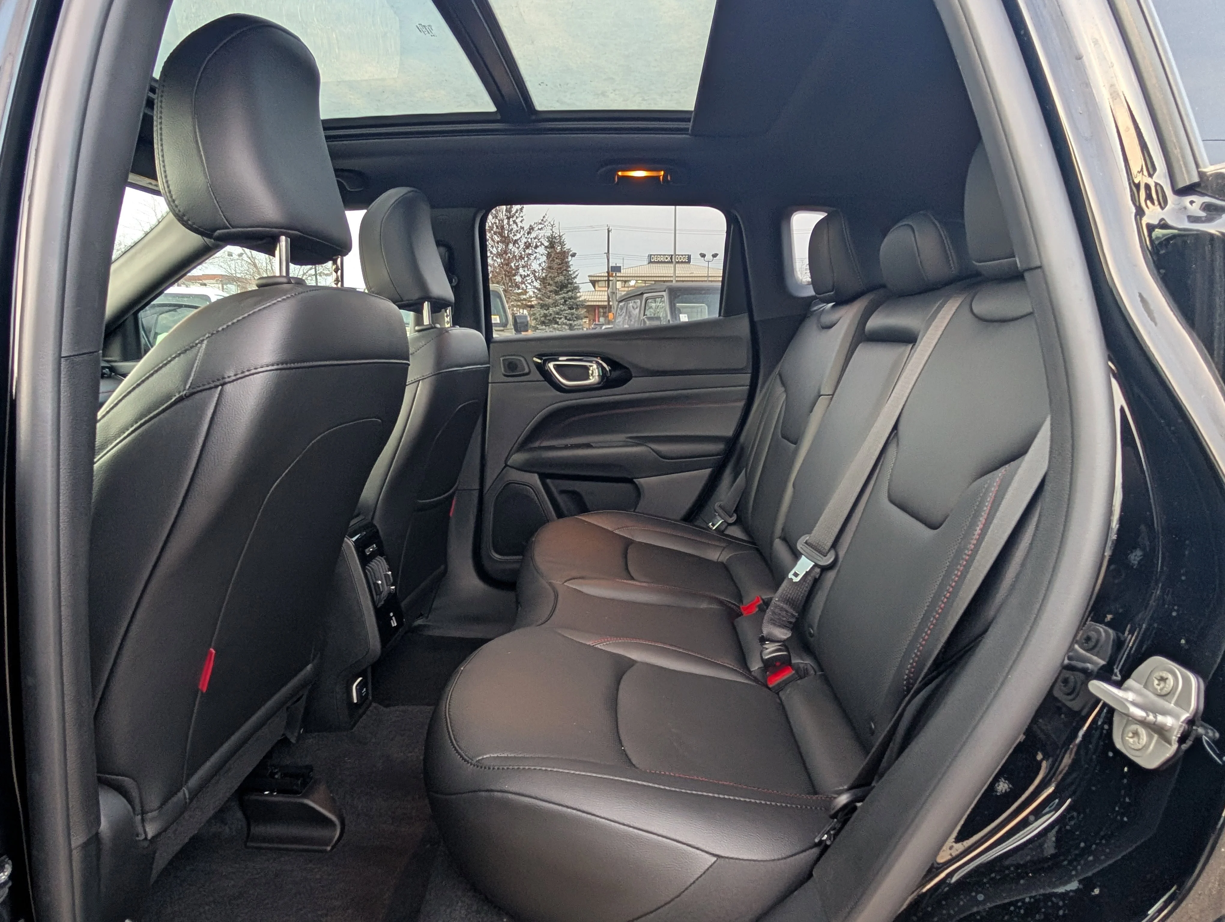 New 2025 Diamond Black Crystal Pearl Jeep Trailhawk Elite image 18