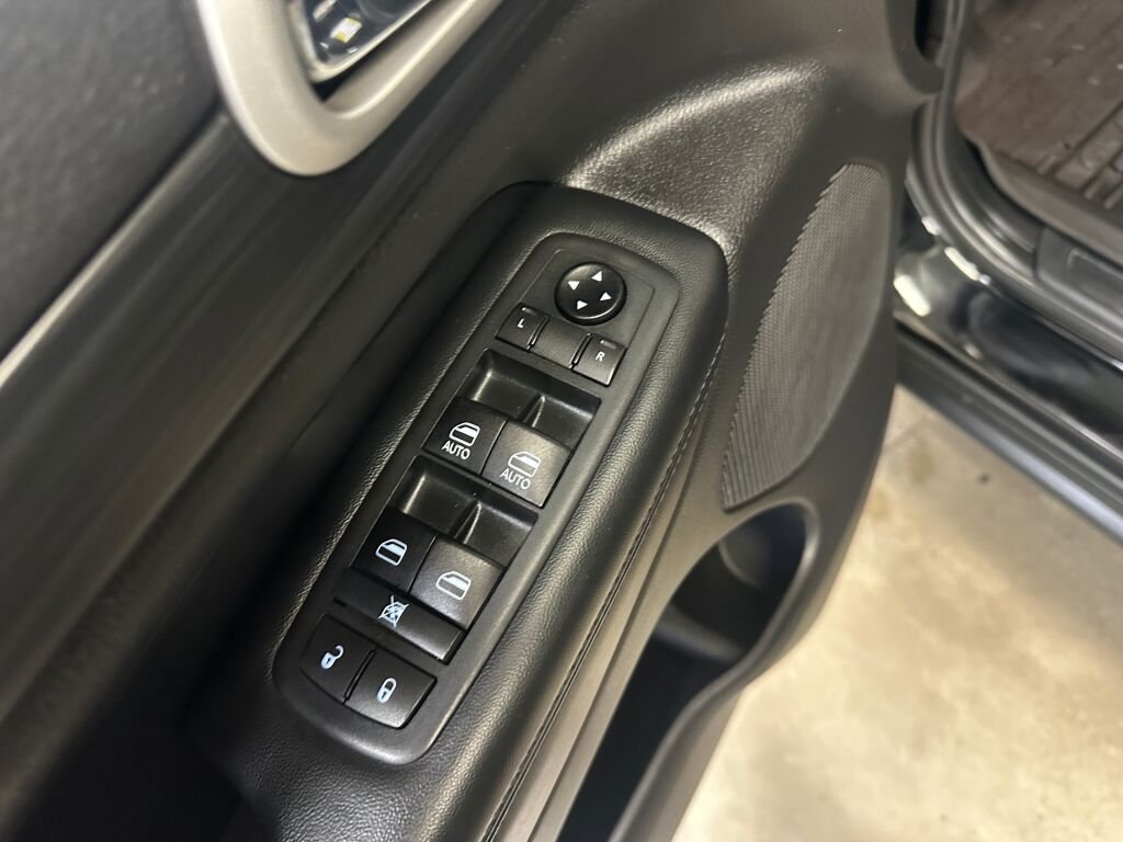 Certified Used 2020 Diamond Black Crystal Pearl Coat Jeep Laredo E image 8