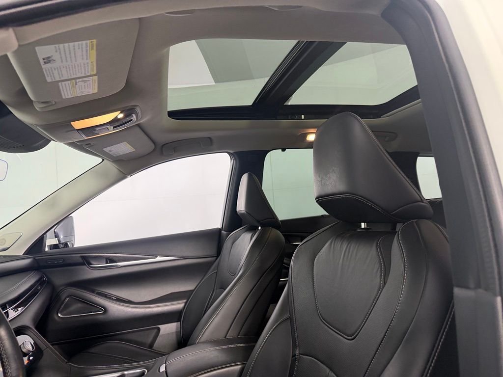 Used 2023 White INFINITI Sensory image 20