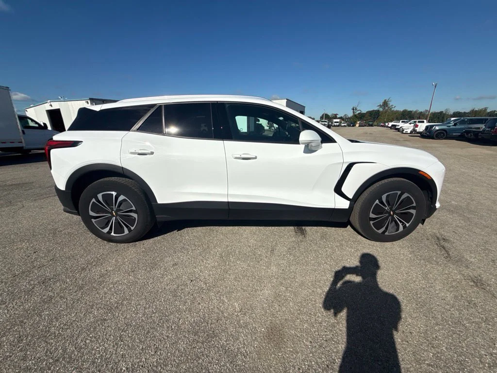 Used 2024 Summit White Chevrolet LT image 6
