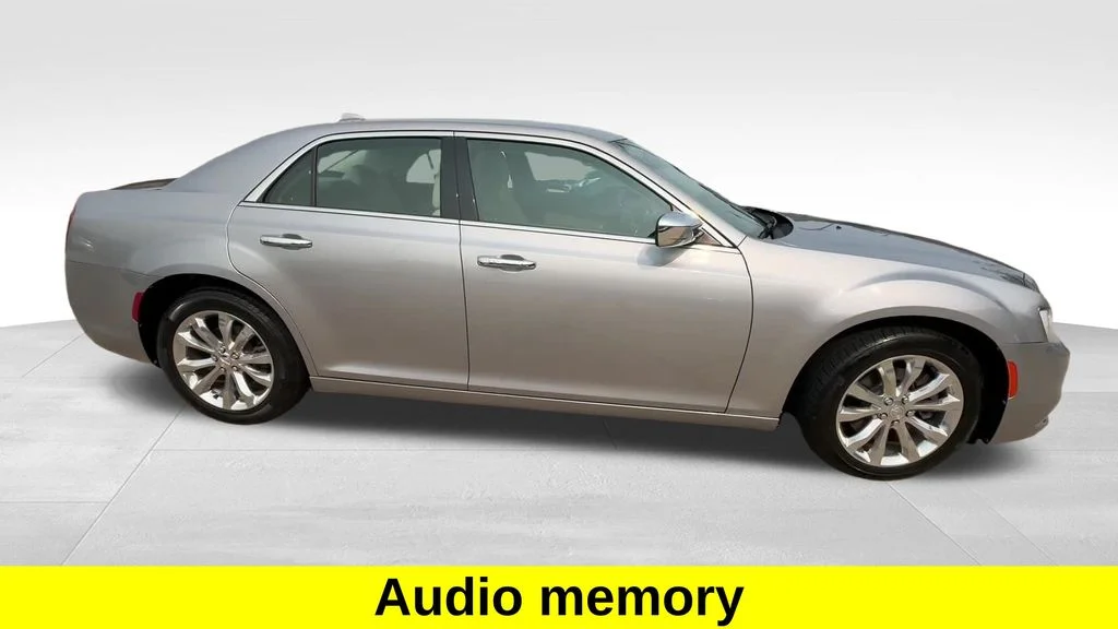 Used 2018 Silver Chrysler Limited image 9