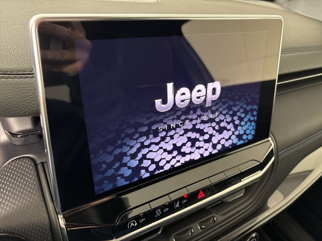 New 2026 Diamond Black Crystal Pearlcoat Jeep Latitude image 25