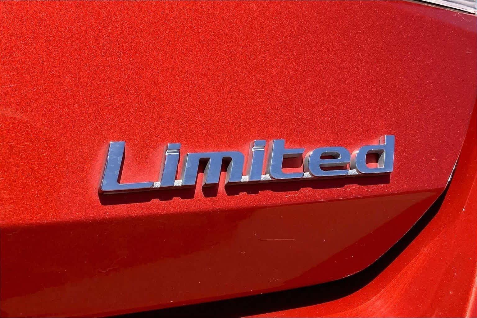 Used 2021 Lava Orange Hyundai Limited image 9