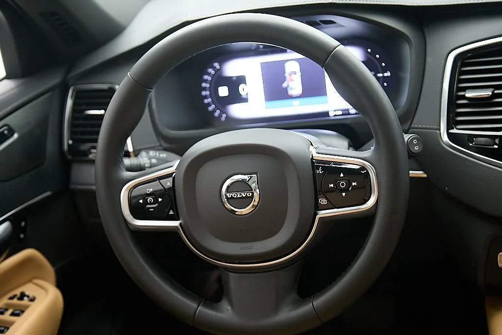 Certified Used 2023 Crystal White Volvo Ultimate image 28