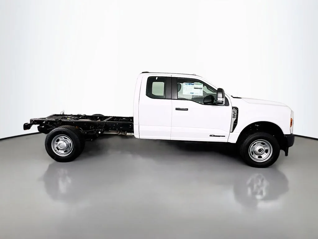 New 2026 Oxford White Ford XL image 16