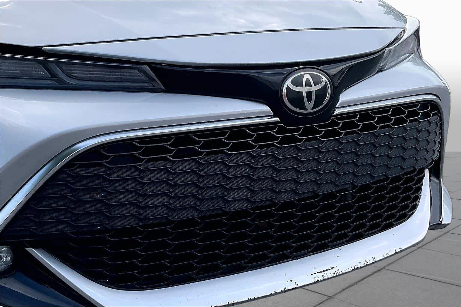 Used 2019 Classic Silver Metallic Toyota XSE image 28
