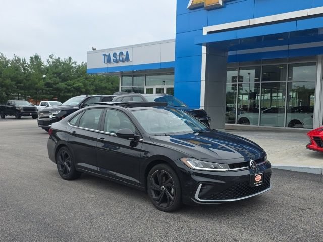 Used 2025 Deep Black Pearl Volkswagen SE image 1