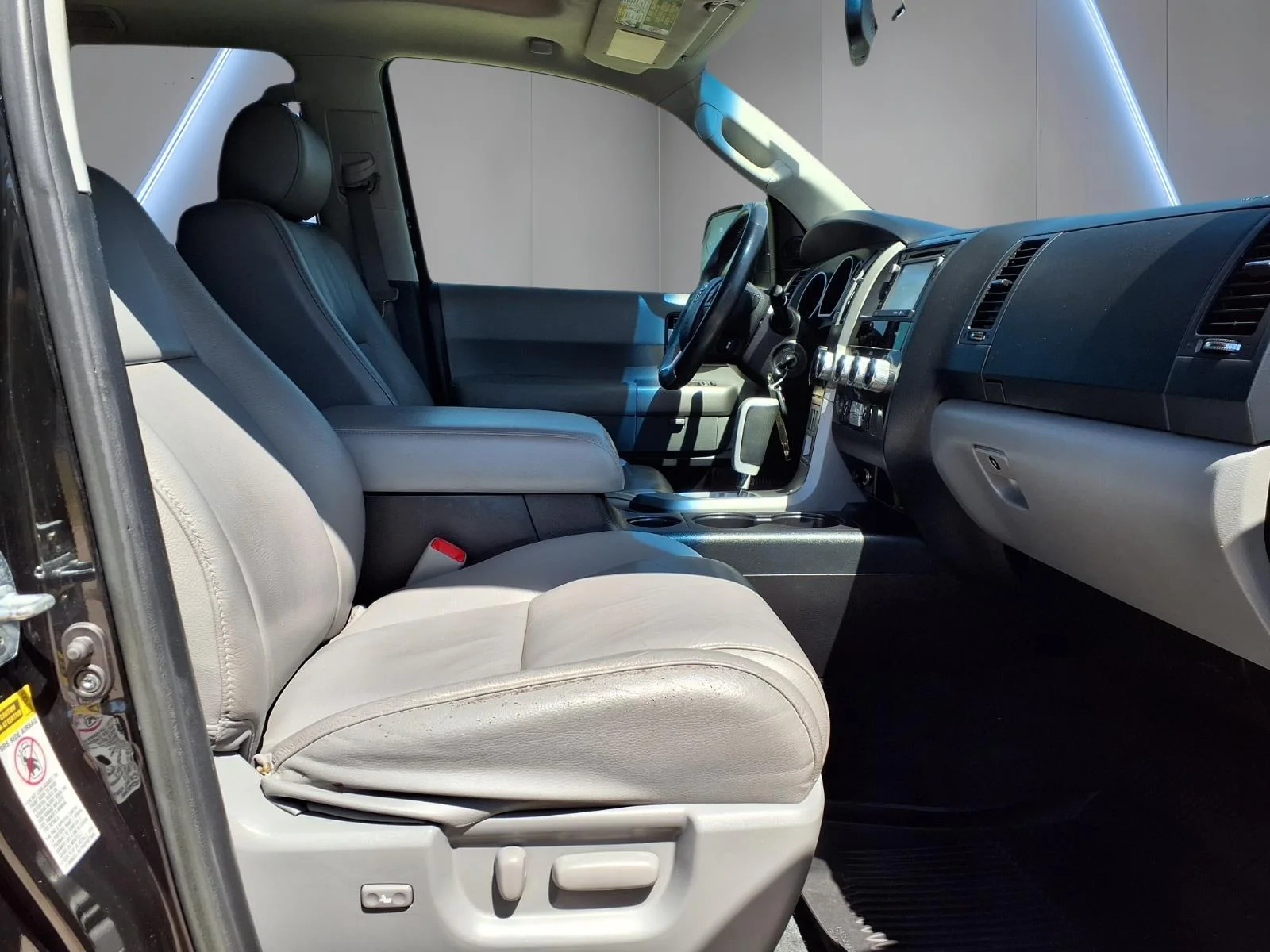 2016 Toyota Sequoia Limited - Photo 15