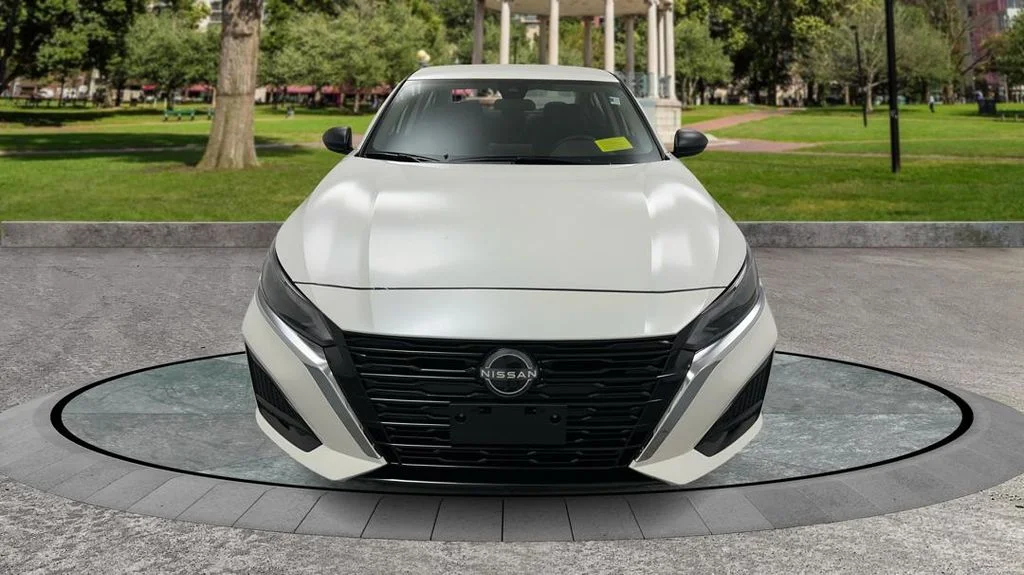 Used 2024 White Nissan 2.5 SV image 2