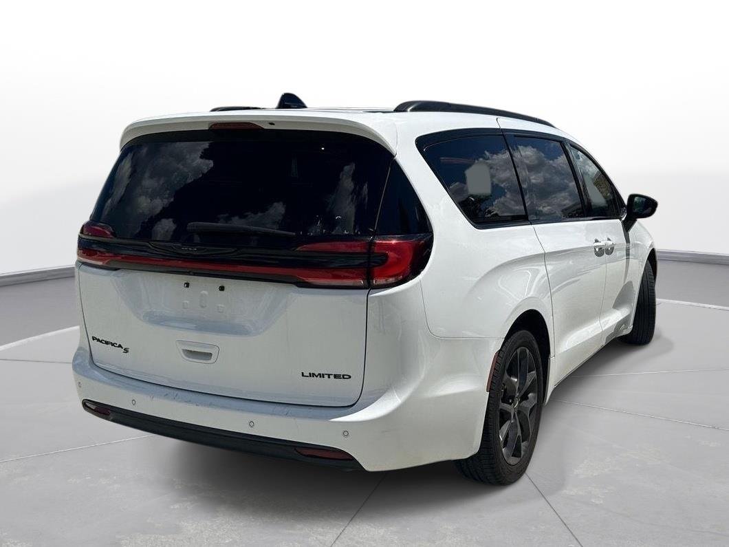 Used 2025 Bright White Clearcoat Chrysler Limited image 6