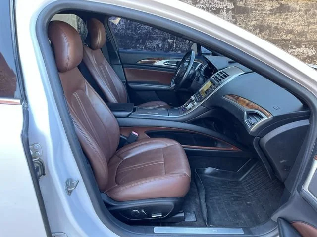 Used 2017 White Lincoln Reserve image 11