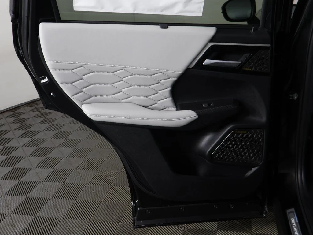 2025 Mitsubishi Outlander SEL Platinum Edition - Photo 32