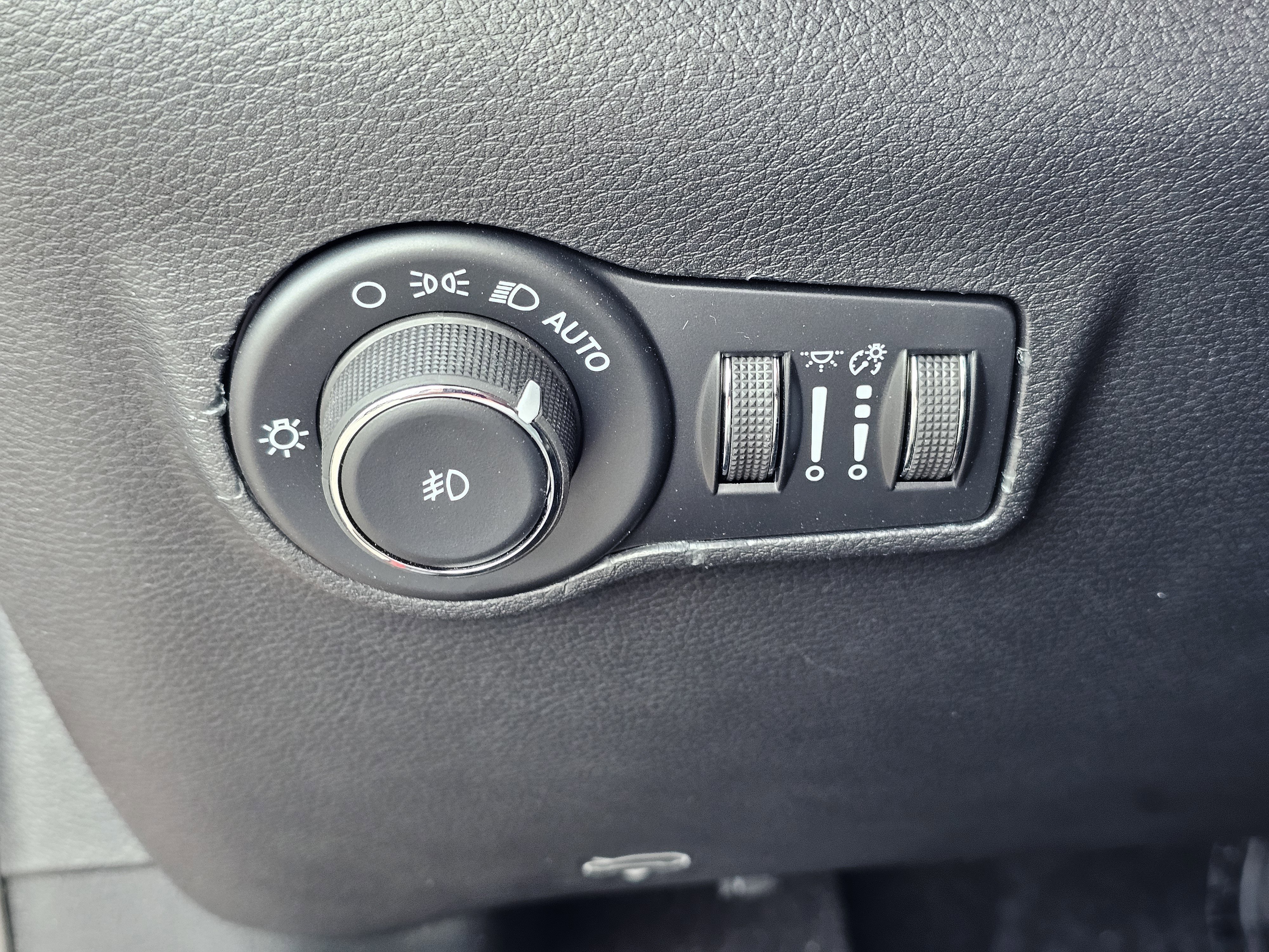 New 2026 Red Hot Pearlcoat Jeep Latitude Altitude image 18