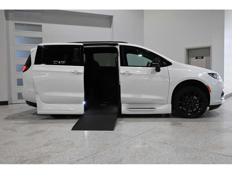 2024 Chrysler Pacifica Touring L - Photo 17