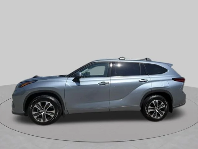 Used 2021  Toyota XLE image 2