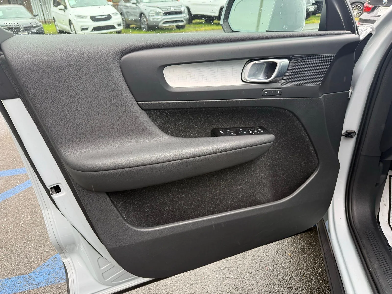 Used 2021  Volvo Momentum image 15