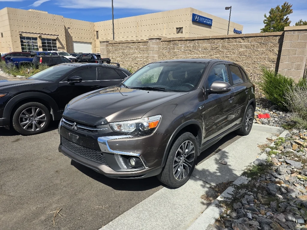 Used 2018 Quartz Brown Metallic Mitsubishi SE 2.4 image 1