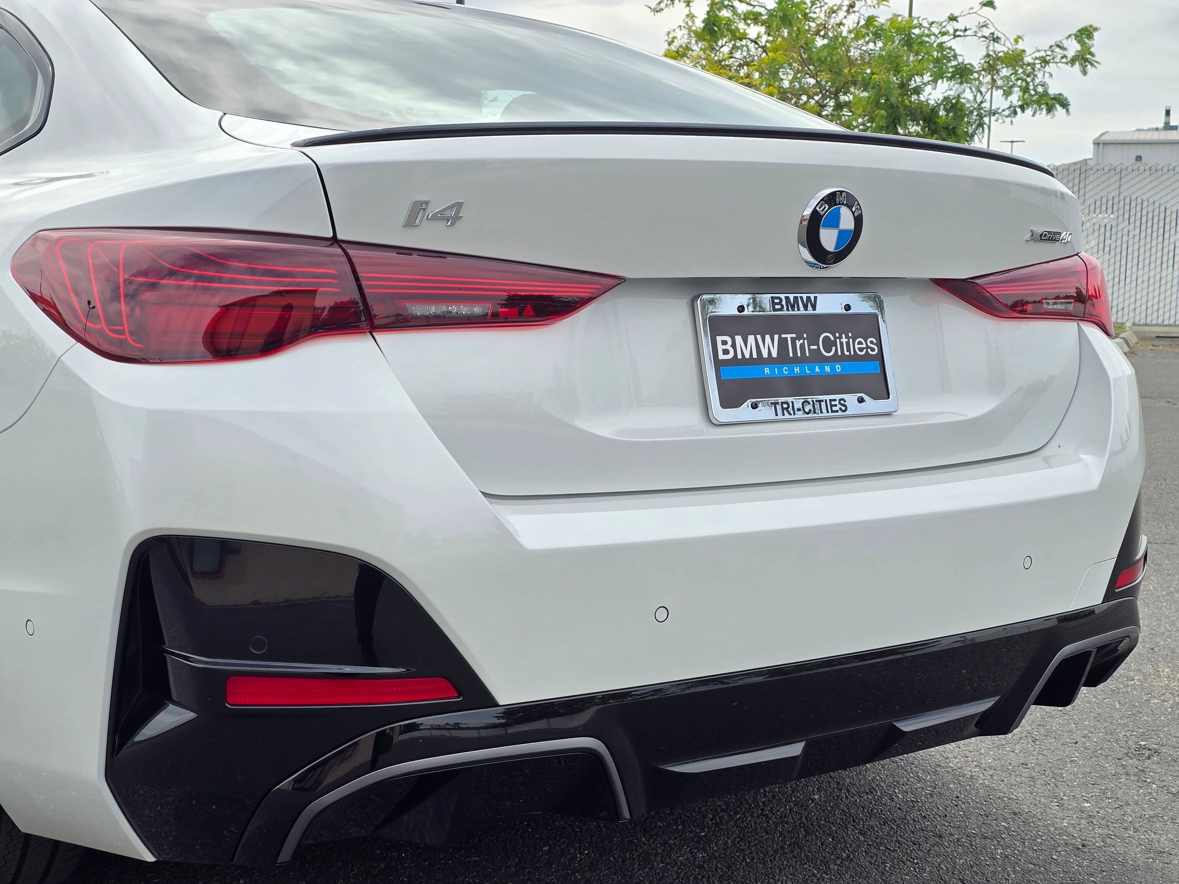 New 2026 Mineral White Metallic BMW xDrive40 image 7