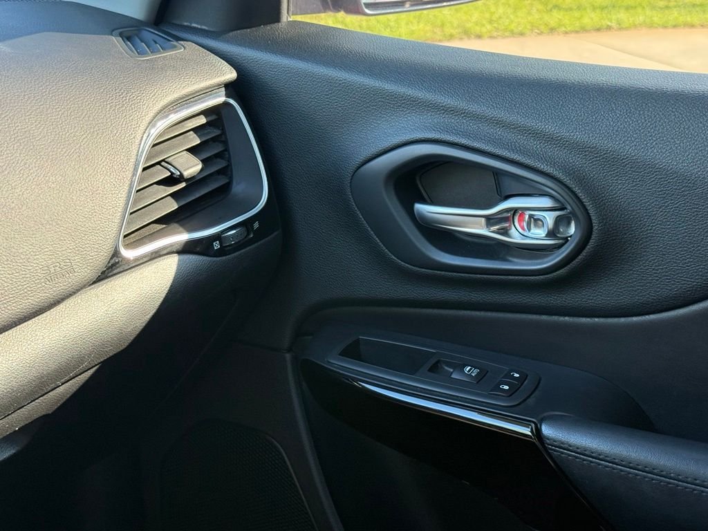 Used 2020 Red Jeep Latitude Plus image 37