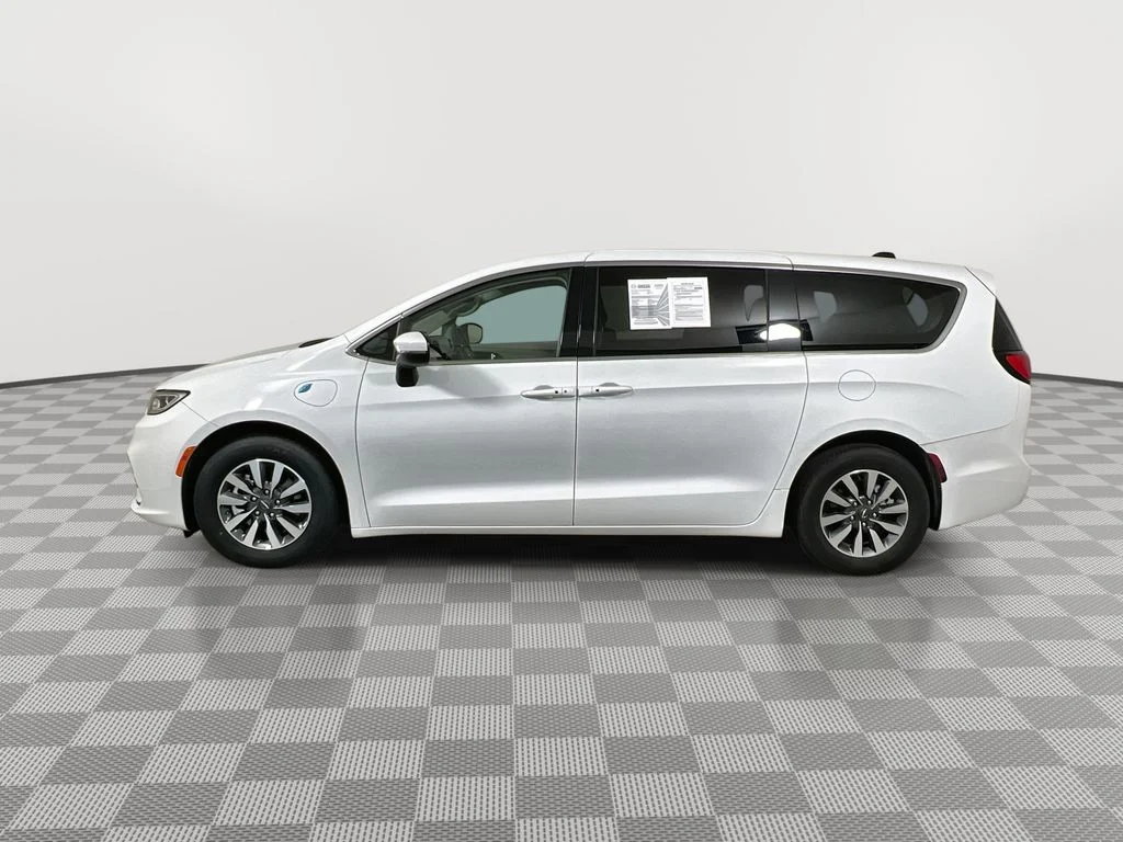 Used 2023 White Chrysler Touring L image 5
