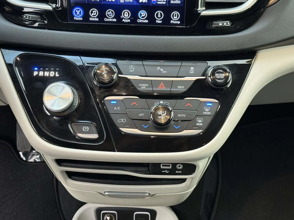 Used 2017 Red Chrysler Touring L image 20