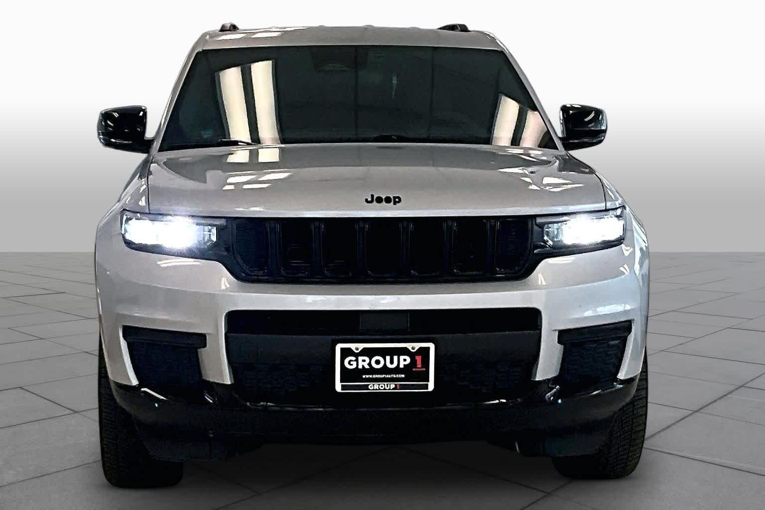 Used 2023 Silver Zynith Jeep Laredo image 3