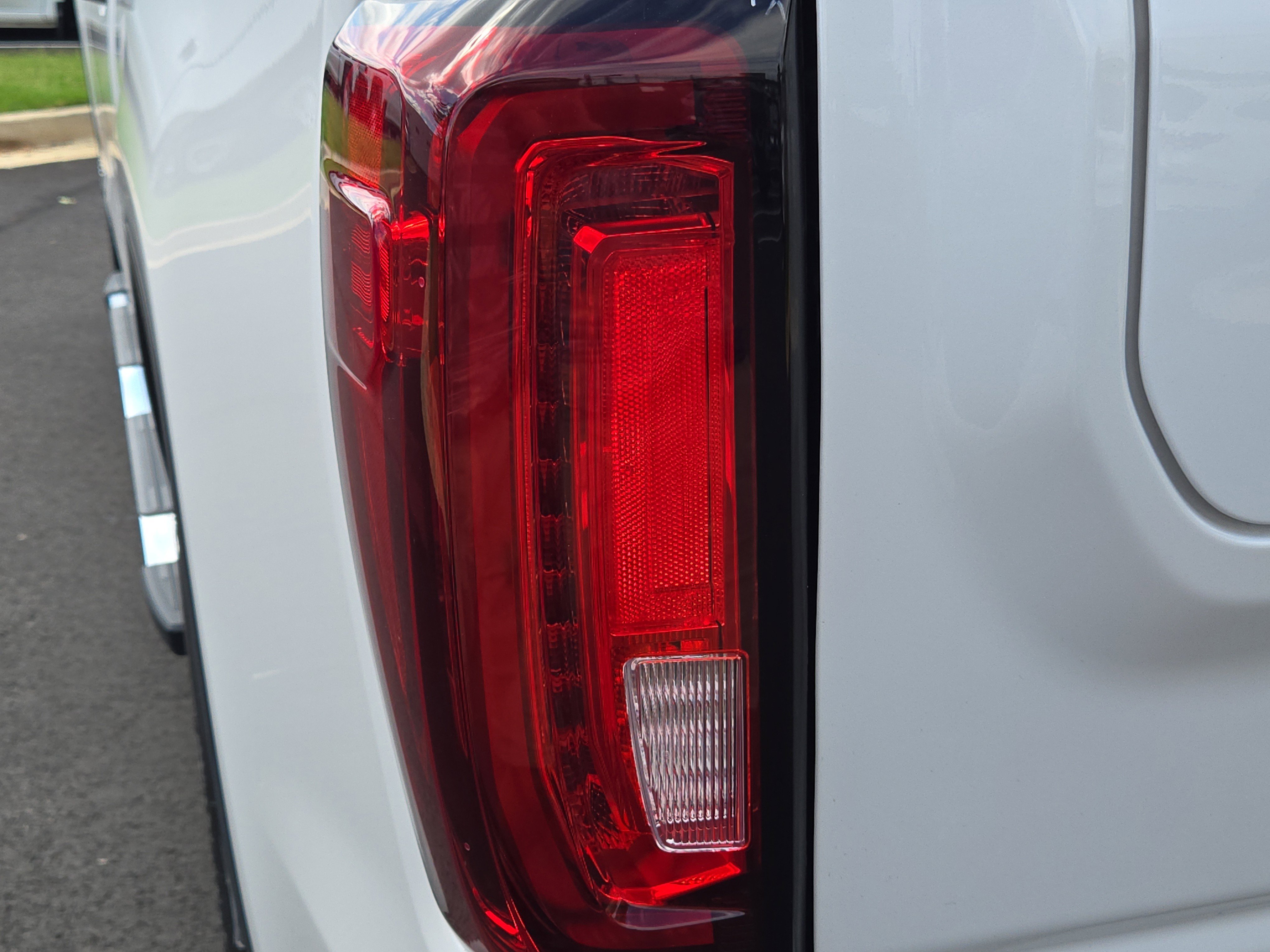 Used 2023 White Frost Tricoat GMC SLT image 13
