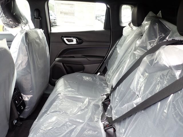 New 2026 Bright White Clearcoat Jeep Latitude image 13