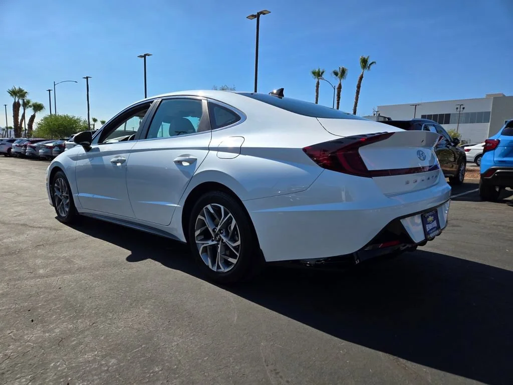 Used 2021 Quartz White Hyundai SEL image 4