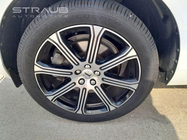 Used 2021 Crystal White Metallic Volvo Inscription image 9