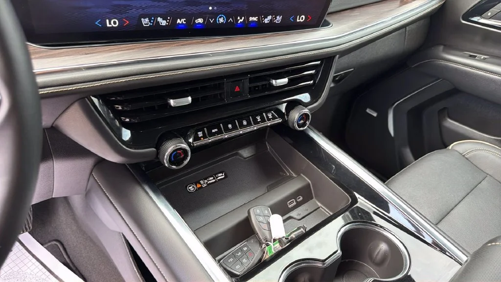 2025 Chevrolet Suburban Premier - Photo 25