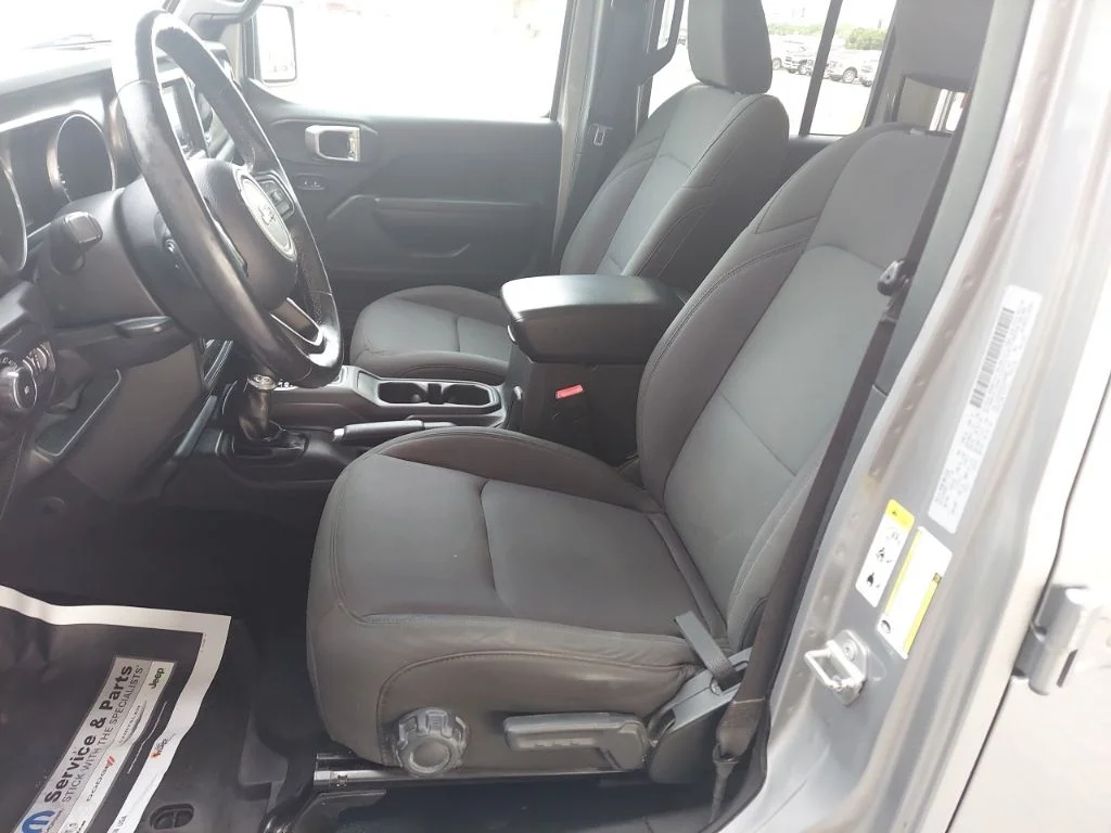 Used 2018 Silver Jeep Unlimited Sport S image 16