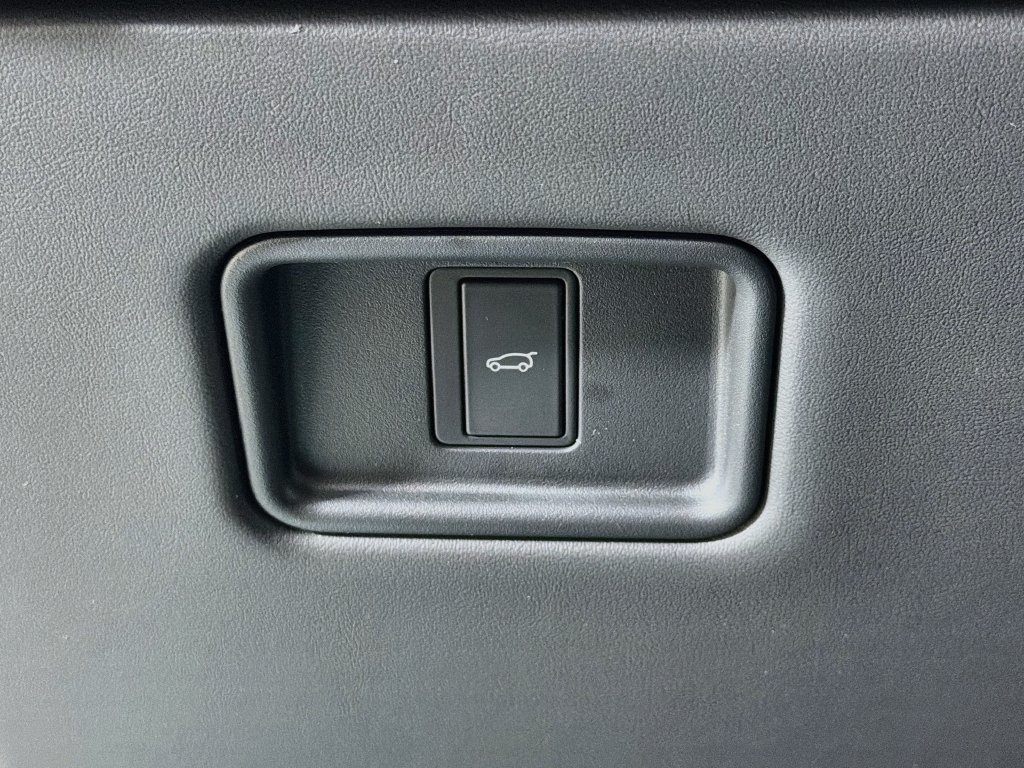 New 2026 Fuji White Land Rover SE image 4